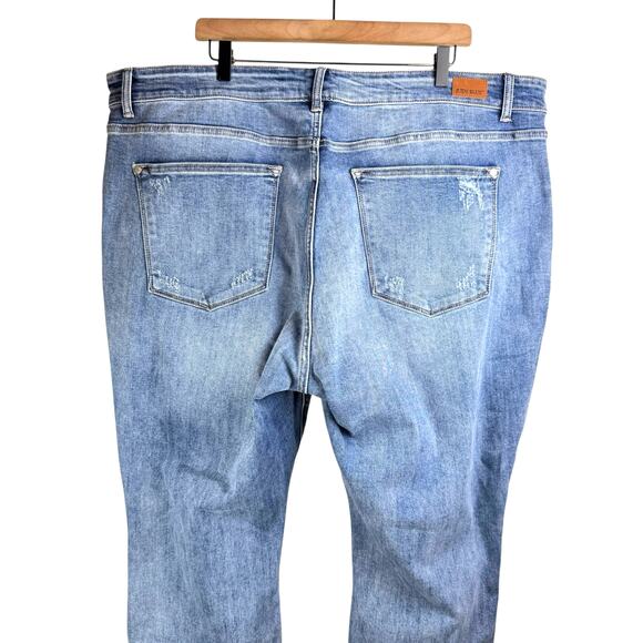 Judy Blue NWT 24W Boyfriend Fit Mid Rise Medium Wash Cropped Distressed Jeans - Picture 4 of 10